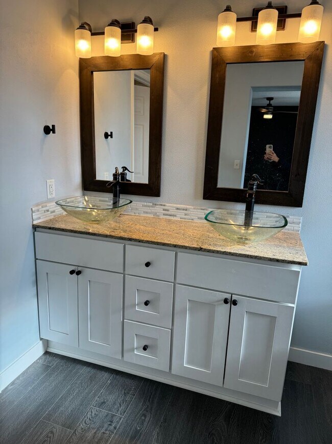 Building Photo - Townhouse with Spacious layout and convien...
