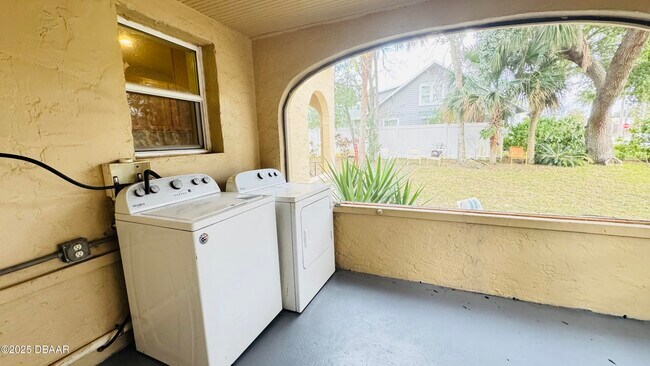 Building Photo - 215 Glenview Blvd