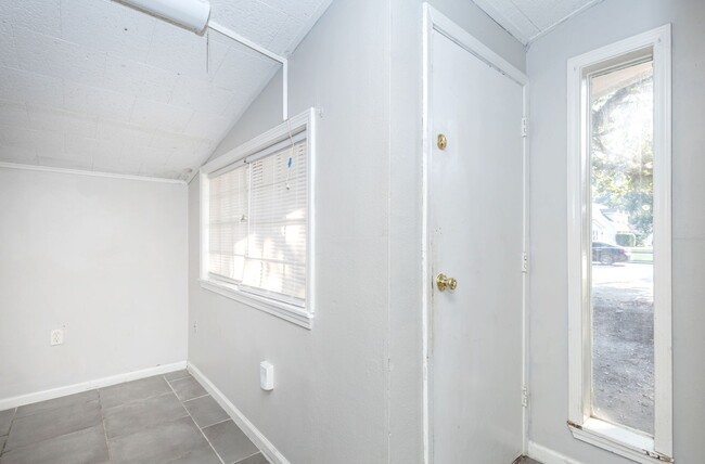 Building Photo - Adorable 3 bedroom ready to rent!