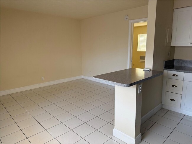 Building Photo - 1219 NE 14th Ave