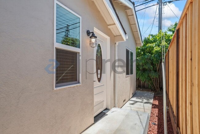 Building Photo - Unit A