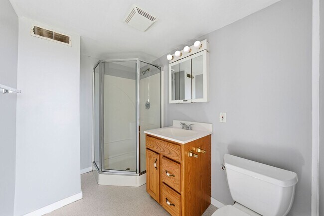 Building Photo - 3 Bed/2.5 Bath Multilevel Home with Amazin...