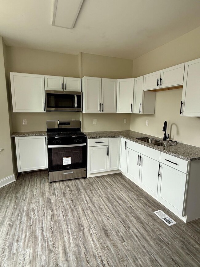 Building Photo - Spacious and fully renovated 2 bedroom unit