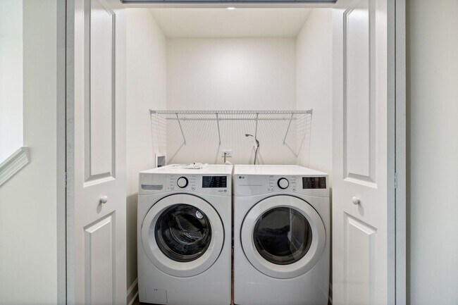 Building Photo - 2463 Bella Dr