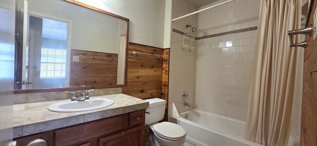 Building Photo - Towne Lake - Amazing Lake Views!