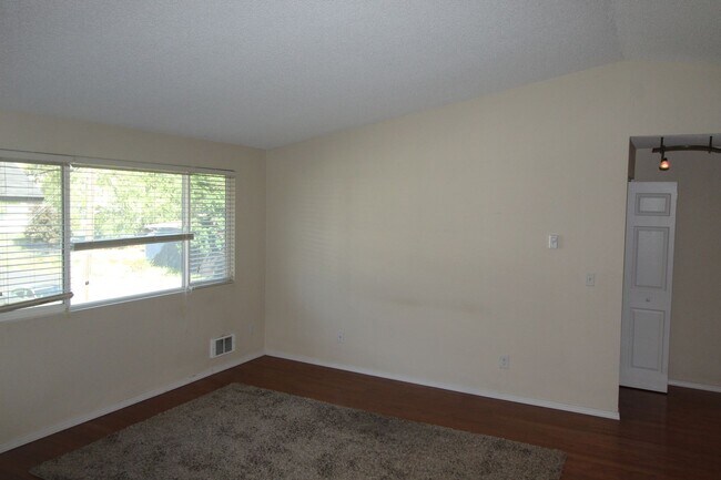 Building Photo - 108 E Weile Ave