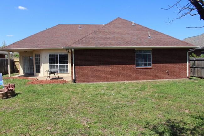 Building Photo - Beautiful home located in Creekwood Addition.