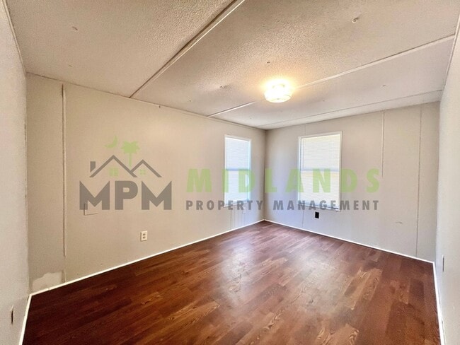 Building Photo - 2413 S Lake Dr