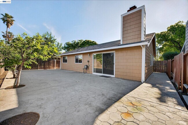 Building Photo - 2032 Newport Dr