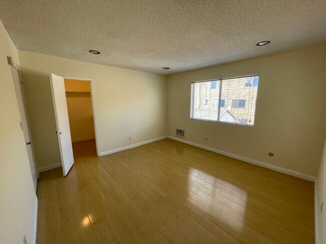 Building Photo - 719 N Eucalyptus Ave