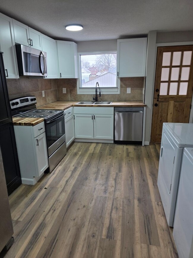 Building Photo - 214 Lobban St