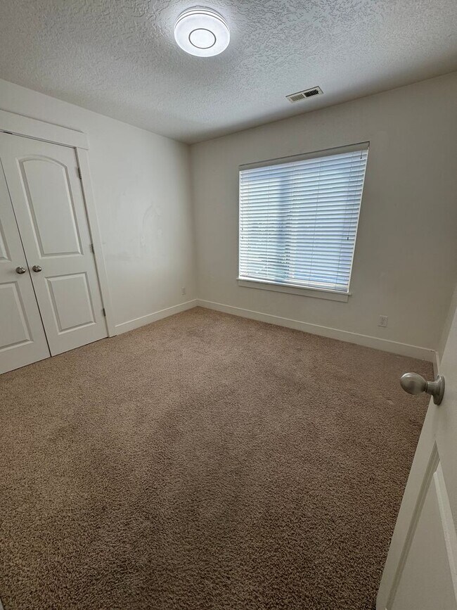 Building Photo - Beautiful top level Payson condo for rent!