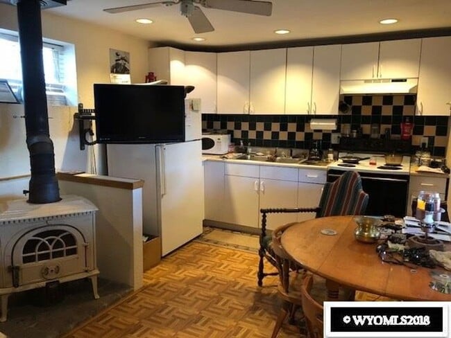 Building Photo - 705 S River St