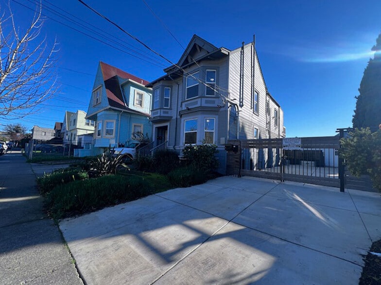 Building Photo - 709 32nd St