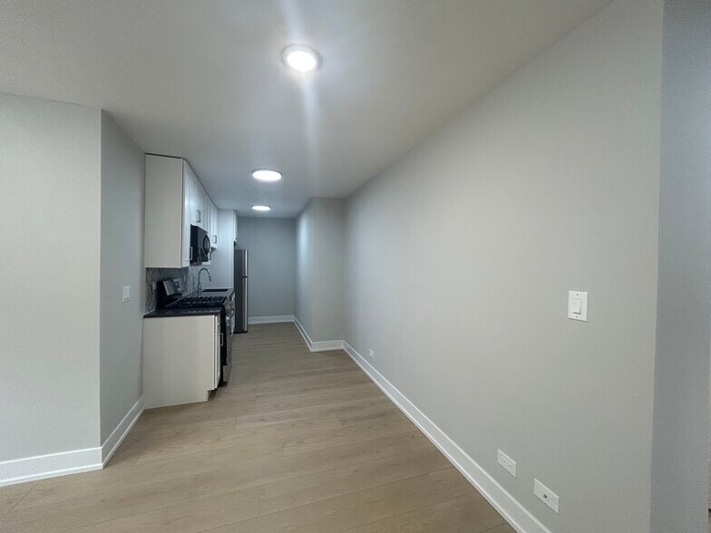 Building Photo - 516 W Aldine Ave