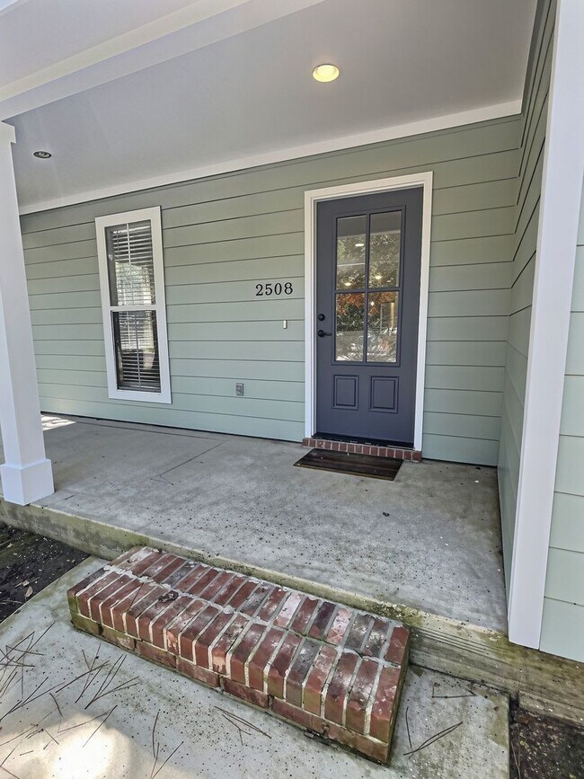 Building Photo - 3/2 Coastal Cottage in Golf Cart District | Ocean Springs School District