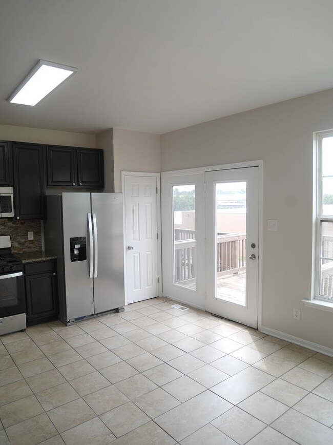 Building Photo - Rare Find! 4 Bedroom, 2 Bathroom Townhome ...