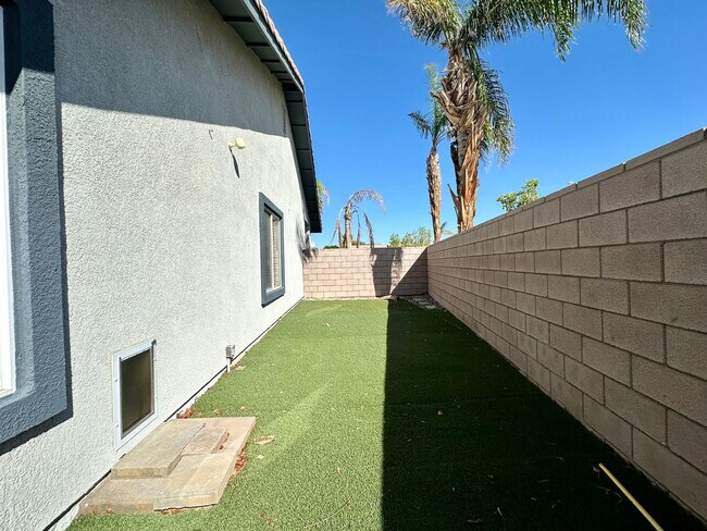 Building Photo - AVAILABLE NOW !! STUNNING 4 Bedroom 2 Bathroom POOL home in La Quinta