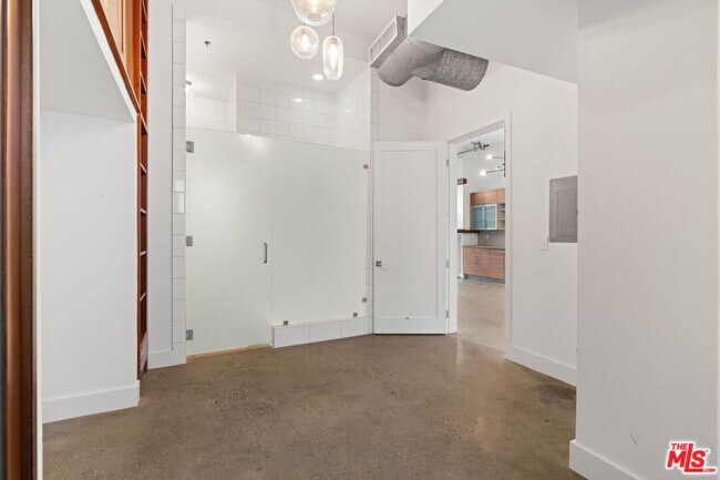 Building Photo - 1152 N La Cienega Blvd