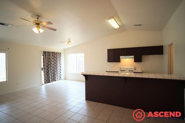 Building Photo - Lovely Home in East Bakersfield!