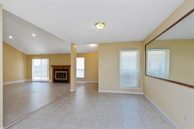Building Photo - 2007 Highland Hills Dr