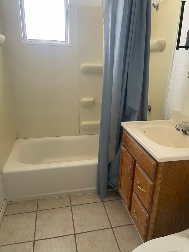 Building Photo - Three Bedroom Looking for a family