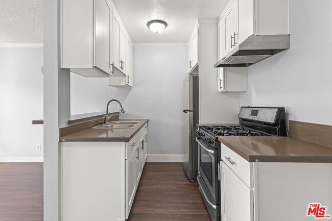 Building Photo - 5555 Carlton Way