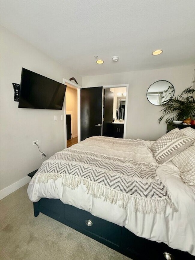 Building Photo - Modern 3 bed, 3.5 bath Townhome Blocks fro...