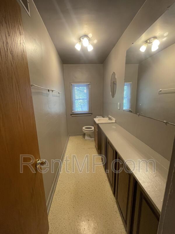 Building Photo - 1015 S Lansing St