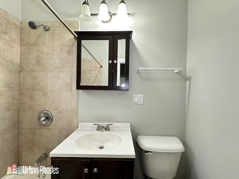 Building Photo - 3731 N Pine Grove Ave