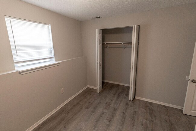 Building Photo - 215 Wheaton Ct