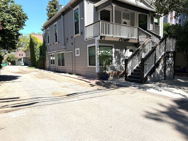 Building Photo - Tastefully remodeled Midtown Sacramento Apartment with Private Backyard Patio!