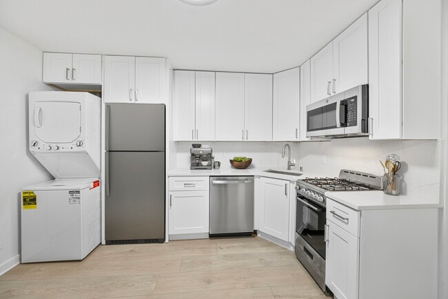 Building Photo - 3037 N Southport Ave