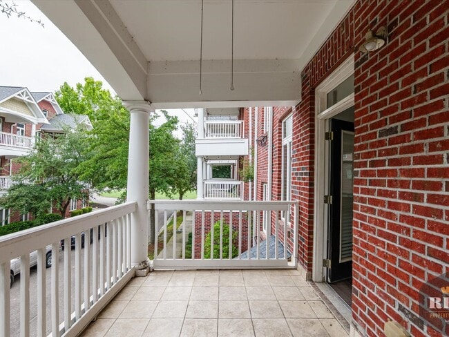 Building Photo - 3 Story Townhome, New Wood Floors, Great W...