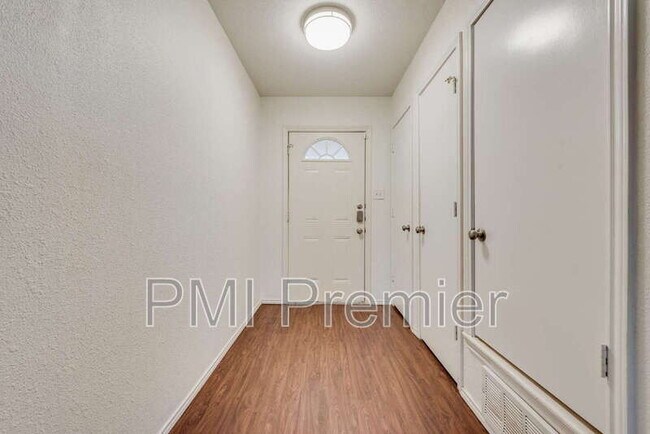 Building Photo - 516 Roberts Dr