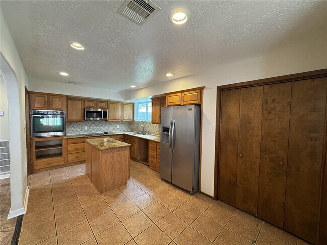 Building Photo - 11322 Briar Forest Dr