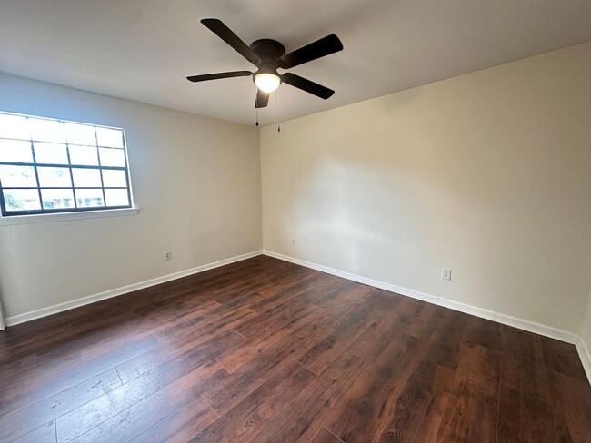 Building Photo - UPDATED IN TOWN SOUTH-LARGE 4/3 BRICK HOME-VERY NICE