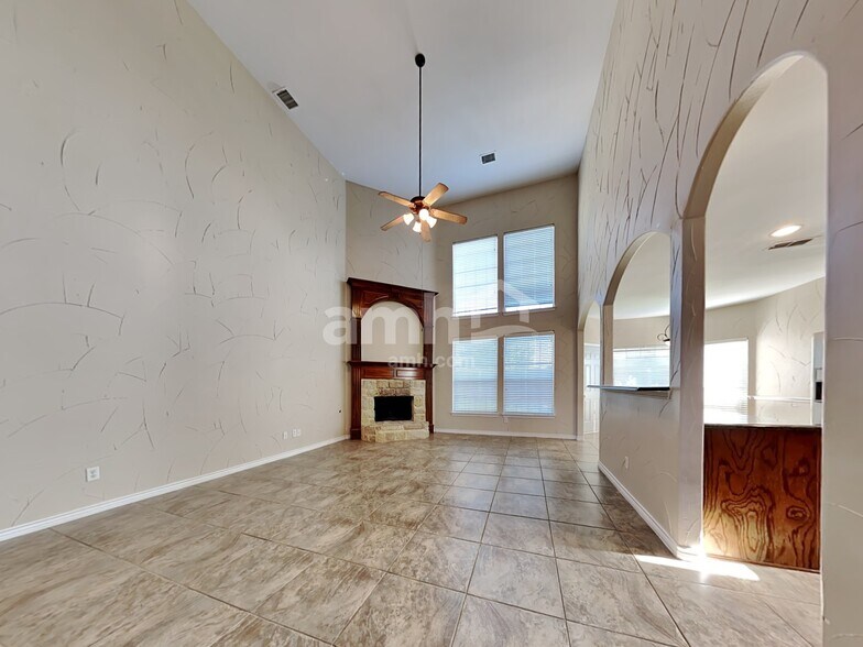 Building Photo - 404 Roundrock Ln