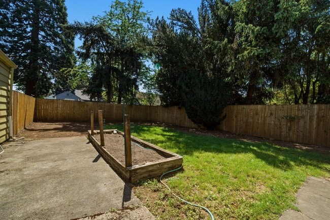 Building Photo - Updated Single-Level Home with Modern Kitchen, Natural Light & Parking