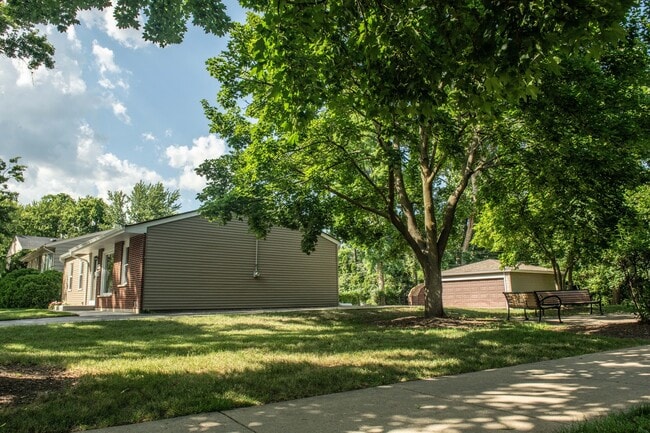 Building Photo - 1028 Valley Stream Dr