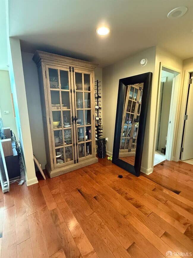 Building Photo - 425 1st St