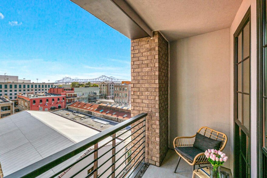 Building Photo - 611 Commerce St