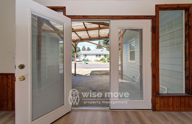 Building Photo - 2 Bedroom Home with Garage- Corner Lot!