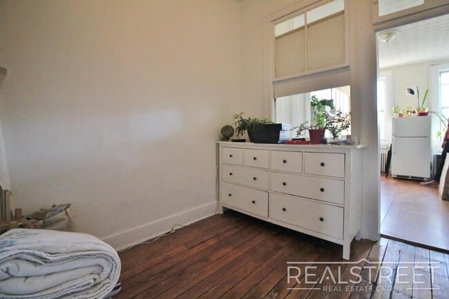 Building Photo - Spacious 1.5 BED in Bushwick/East Williams...