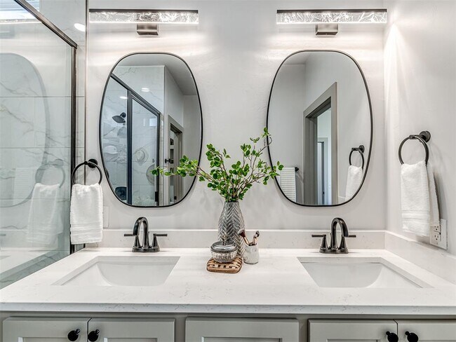 Building Photo - 2633 Crescent Ave