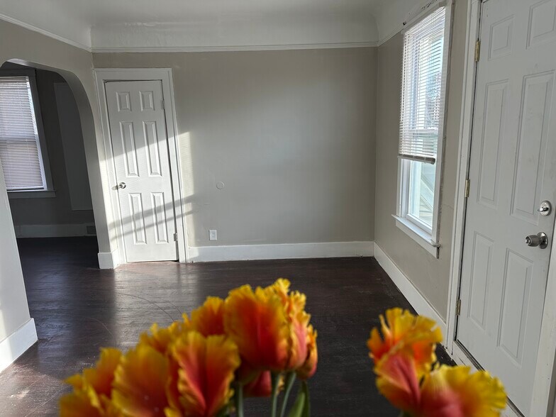 Upstairs Unit - 4820 Haverhill St