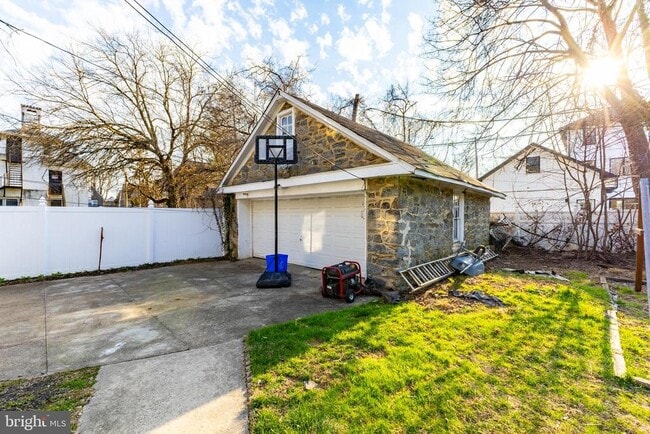Building Photo - 2216 Georges Ln