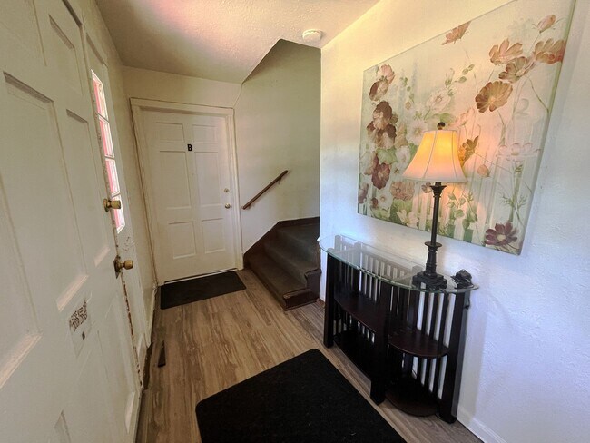 Building Photo - Charming Second Floor 1-Bedroom Close to Peninsula Park!