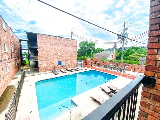 Building Photo - 2990 Rhodes Cir S