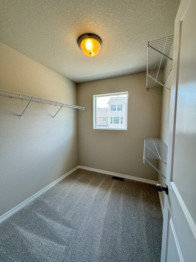 Building Photo - 3 Bedroom 2.5 bath 2 car garage with centr...